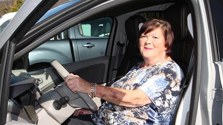 Renate Müller ist stolze Fahrerin eines Elektroautos. Foto: Ulrike Müller