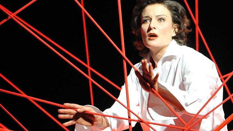 "La voix humaine": Szene aus der Monooper von Francis Poulenc mit Anna Gütter, die am Samstag Premiere am Landestheater Coburg feierte.Foto: Andrea Kremper