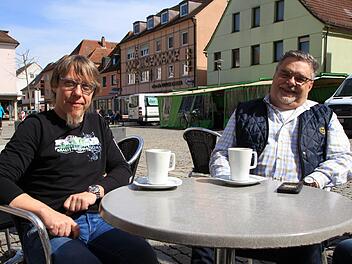 Bernhard Wolf (links) und Günter Götz verbringen ihre Mittagspause in der Sonne mit einer Tasse Kaffee. Foto: Franziska Rieger