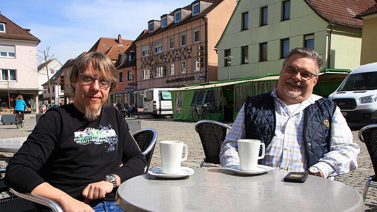 Bernhard Wolf (links) und Günter Götz verbringen ihre Mittagspause in der Sonne mit einer Tasse Kaffee. Foto: Franziska Rieger