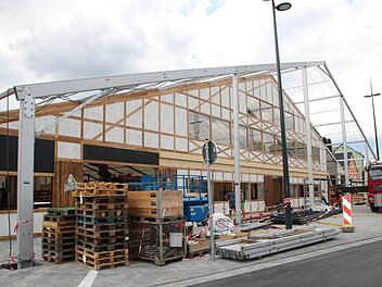 Der neue Bierstadel wird seit Montag aufgebaut. Foto: Alexander Hartmann