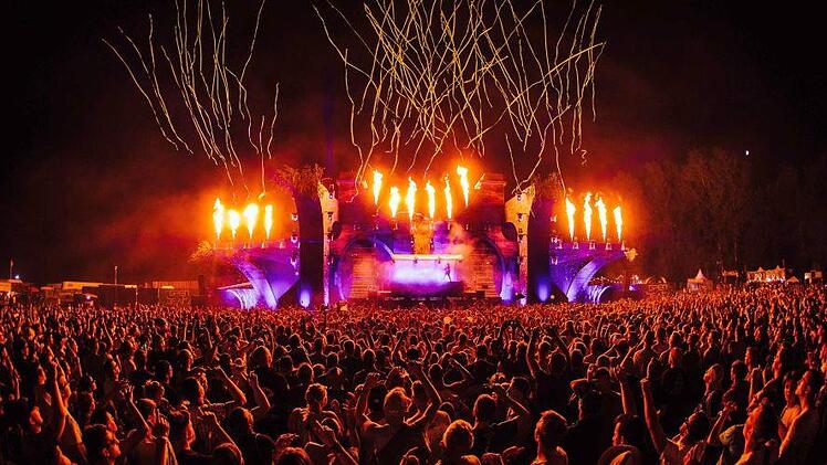 Mehr als 200.000 Raver werden zum Feiern rund um den Poppendorfer Weiher erwartet. Foto: Open Beatz/Tobias Stoffels/Neon-Photography.com