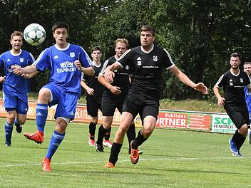 Münnerstadts Lucas Fleischmann (2. von links) hat hier den Ball fest im Blick, ebenso wie Strahlungens Christoph Kriener (Mitte). Dank dessen Tor siegten die Gäste im Testspiel beim TSV, der seine Chancen nicht nutzen konnte. Foto: Hopf