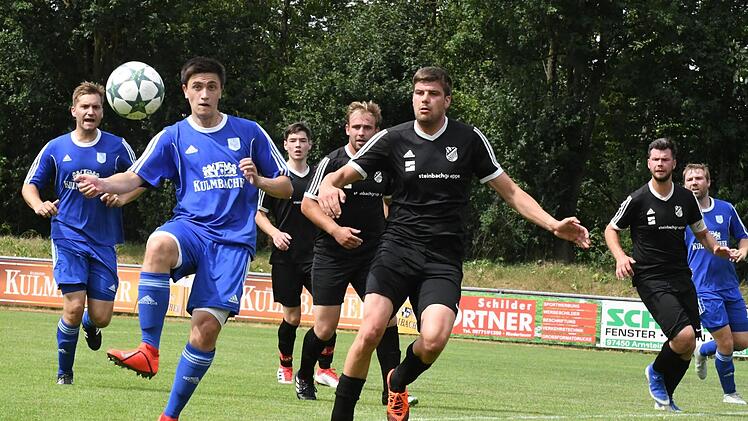 Münnerstadts Lucas Fleischmann (2. von links) hat hier den Ball fest im Blick, ebenso wie Strahlungens Christoph Kriener (Mitte). Dank dessen Tor siegten die Gäste im Testspiel beim TSV, der seine Chancen nicht nutzen konnte. Foto: Hopf