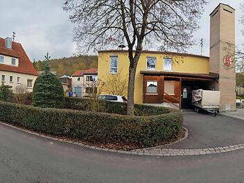 Zu schnell gefahren und wild geparkt wird in der St. Sebastian-Straße vor  dem Kindergarten in Brünn, klagten mehrere Teilnehmer an der  Bürgerversammlung. Im Erdgeschoss des Gebäudes vorn ist die Feuerwehr  untergebracht, deren Schlauchturm recht auffällig ist.  Dieter Britz