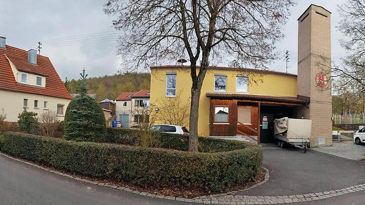 Zu schnell gefahren und wild geparkt wird in der St. Sebastian-Straße vor  dem Kindergarten in Brünn, klagten mehrere Teilnehmer an der  Bürgerversammlung. Im Erdgeschoss des Gebäudes vorn ist die Feuerwehr  untergebracht, deren Schlauchturm recht auffällig ist.  Dieter Britz