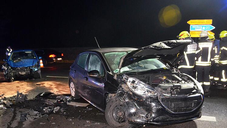 Ein Unfall beim Linksabbiegen in die Hammelburger Straße in Oberthulba forderte zwei Schwerverletzte.  Fotos: Peter Rauch
