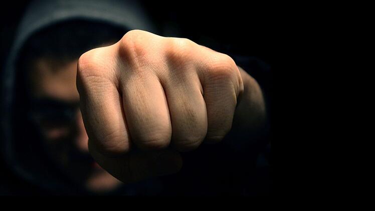 Einem 21-J&auml;hrigen wurde in M&uuml;nchberg mit der Faust ins Gesicht geschlagen. Symbolfoto: benny1887/Adobe Stock