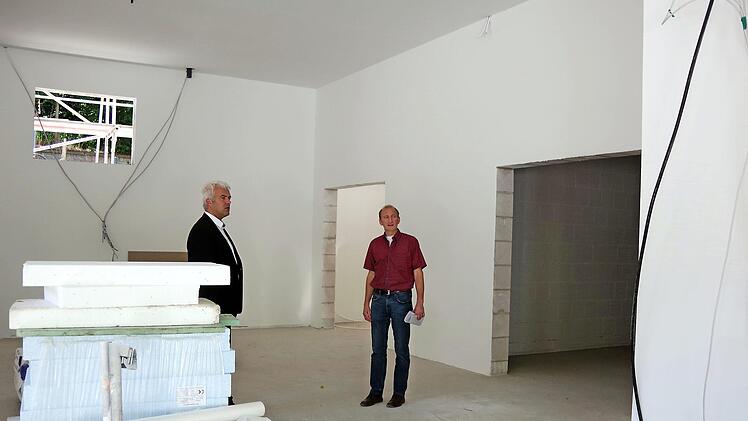 Der Neubau des Bauhofs Ludwigsstadt schreitet aktuell gut voran. Davon überzeugten sich bei einer Besichtigung Bürgermeister Ehrhardt (links) und Bauhofleiter Claus Lindig.