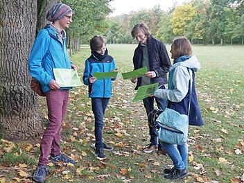 Die Naturfreunde-Jugend schaut ein letztes Mal nach Fehlern vor der Eröffnung ihres Lehrpfads. Foto: Maria Menzel