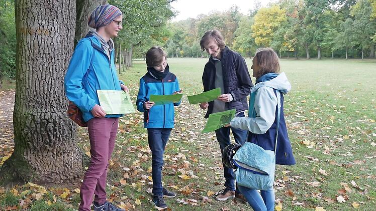 Die Naturfreunde-Jugend schaut ein letztes Mal nach Fehlern vor der Eröffnung ihres Lehrpfads. Foto: Maria Menzel
