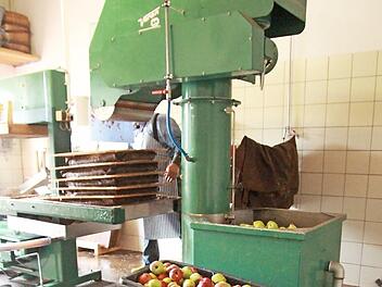 Diese Äpfel warten im Marktgraitzer Kelterhaus auf die Versaftung in der Platten-Pressanlage des Obst- und Gartenbauvereins.