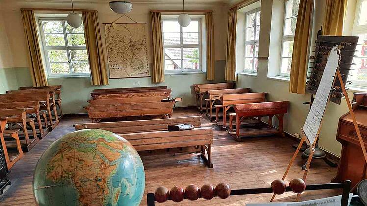 Im Schulhaus des Freilandmuseums Mönchsondheim seht ihr auch ein Klassenzimmer von anno dazumal.