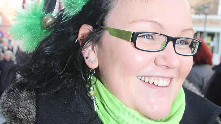 Steffi Nagel (35) ist Friseurin - und deshalb hat sie sich auch eine witzige Weihnachtsfrisur gemacht. Mit angeclipsten schwarz-grünem Hütchen. Jedes Jahr kommt eine neue Farbe.