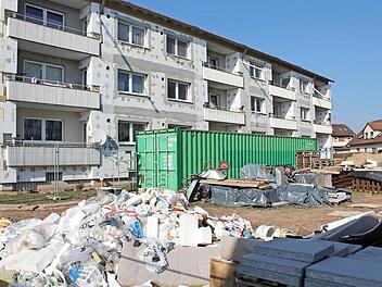 Seit November 2012 laufen die Sanierungsarbeiten. Statt auf die ehemalige grüne Parklandschaft blicken die Bewohner auf Bauschutt, Baumaterialien, Container und Erdhügel.  Fotos: Andreas Dorsch