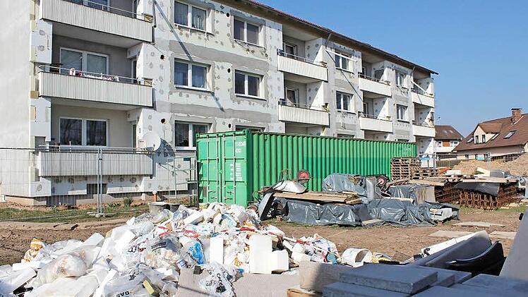Seit November 2012 laufen die Sanierungsarbeiten. Statt auf die ehemalige grüne Parklandschaft blicken die Bewohner auf Bauschutt, Baumaterialien, Container und Erdhügel.  Fotos: Andreas Dorsch