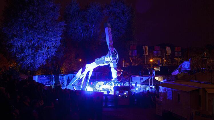 Blaues Feuerwerk auf dem Volksfestplatz mit Blick auf das Riesenrad. Ach dieses Jahr zog die Veranstaltung Blaue Nacht viele Besucher an. Auf dem Volksfest gab es blau angeleuchtete Fahrgeschäfte sowie ein blaues Feuerwerk. Foto: News5 / Grundmann