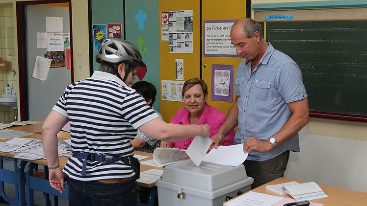 Zum befürchteten Absturz bei der Wahlbeteiligung ist es zwar nicht gekommen, doch mit 40,25 Prozent blieb das Interesse an den Europawahlen niedrig. Unser Bild zeigt das Wahllokal in der Erlöserschule. Fotos: Matthias Hoch