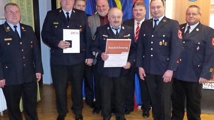 Kreisbrandrat Stefan Härtlein und die Rugendorfer Schreinerei Schnaubelt wurden vom Landesfeuerwehrverband Bayern und der Vereinigung der Bayerischen Wirtschaft für besondere Verdienste um das Feuerwehrlöschwesen geehrt. Unser Bild zeigt (von links) Kreisbrandrat Hermann Schreck, Stefan Härtlein, Kreisbrandinspektor Fritz Weinlein, Bürgermeister Ralf Holzmann, Roland Schnaubelt, Landrat Klaus Peter Söllner, Franz Schnaubelt und Ehrenkreisbrandinspektor Franz Gareis.  Foto: Klaus-Peter Wulf