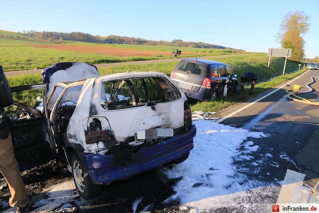 Schwerer Zusammenstoß auf B4 bei Kaltenbrunn - Pkw brennt aus