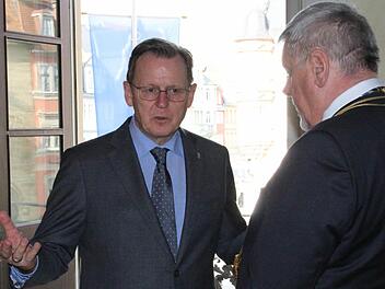 Thüringens Ministerpräsident Bodo Ramelow (Die Linke) im Coburger Rathaus im Gespräch mit Oberbürgermeister Norbert Tessmer (SPD).