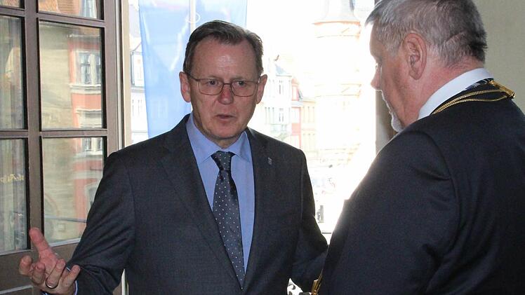 Thüringens Ministerpräsident Bodo Ramelow (Die Linke) im Coburger Rathaus im Gespräch mit Oberbürgermeister Norbert Tessmer (SPD).