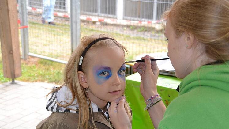 Die 7-jährige Hannah nutzte das Schminkangebot des Landkreis-Spielmobils. Foto Uschi Prawitz