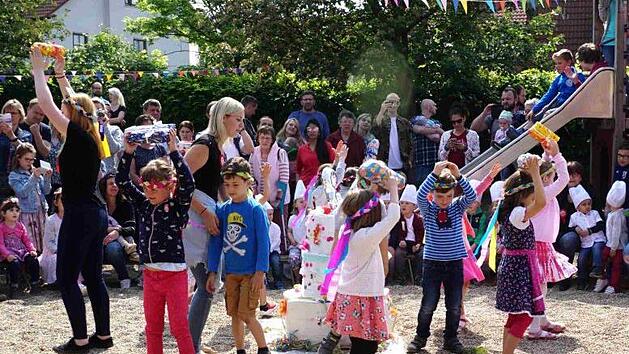 Die Kinder tanzten um die große Geburtstagstorte.     Foto: Richard Sänger