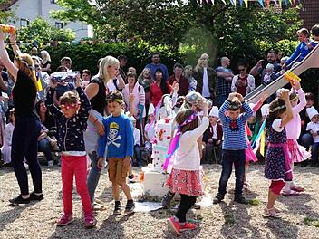 Die Kinder tanzten um die große Geburtstagstorte.     Foto: Richard Sänger