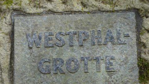 Die"Westphal-Grotte" (Mitte), eine mit Sandsteinen eingefasste Bankanlage, ist auf dem Rückweg zu finden