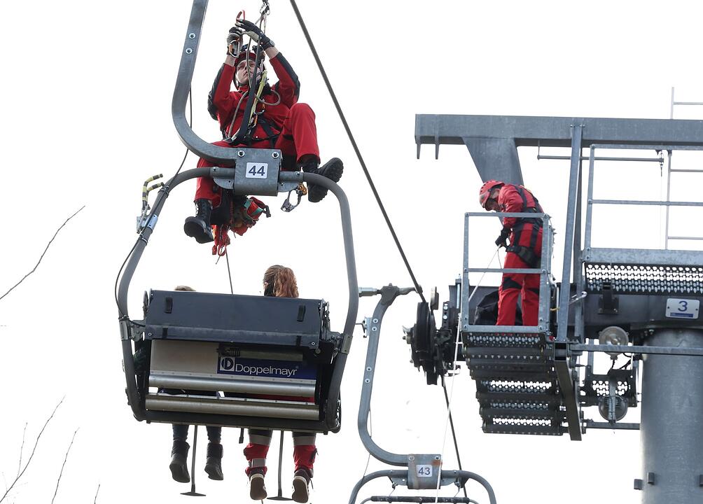 Evakuierungsübung der DRK-Bergwacht an einem Skilift