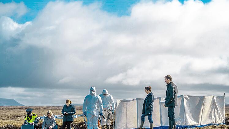 Bei einem grausigen Leichenfund im irischen Moor handelt es sich um Sabine U&iacute; S&uacute;illeabh&aacute;in, die vor 15 Jahren verschwand. Kriminalbeamte aus der Hauptstadt entrei&szlig;en dem Ortspolizisten Conall &Oacute; S&uacute;illeabh&aacute;in (D&oacute;nall &Oacute; H&eacute;alai) den Fall. Die Tote ist dessen Mutter.