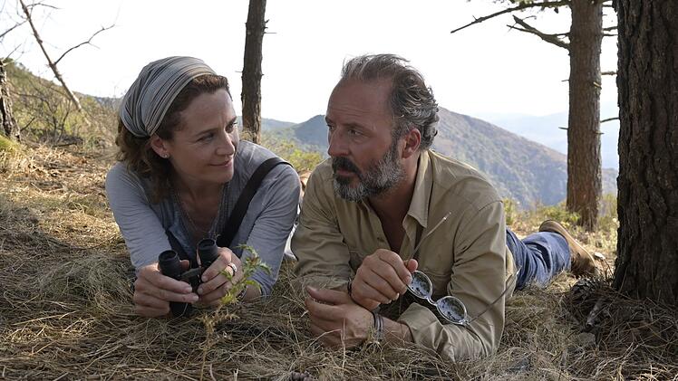 Mit Lorenzo (Robert Schupp) verbringt Maja (Regula Grauwiller) in dem ZDF-Drama "Ein Sommer auf Elba" zwei traumhafte Tage auf der italienischen Insel - ganz ohne ihre M&auml;nner. Doch ihre neue Bekanntschaft verbirgt ein Geheimnis.