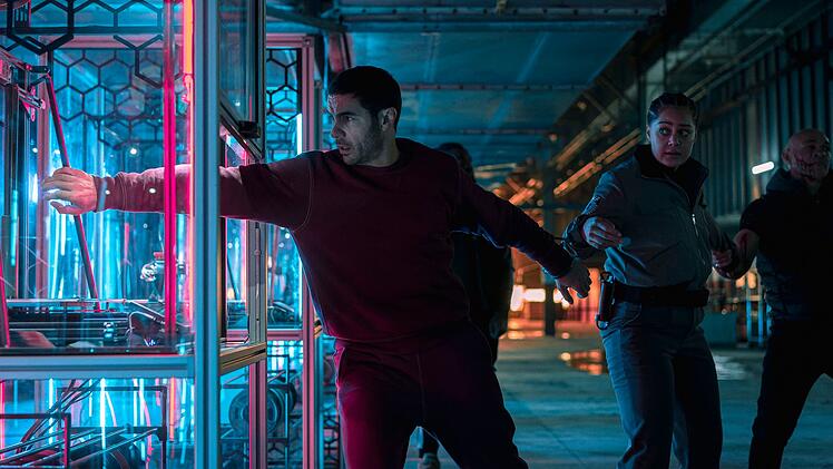 Sicherheits-Beamtin Amber (Izuka Hoyle) und Kronzeuge Tibor (Tahar Rahim) sind w&auml;hrend ihrer Flucht aneinandergekettet.