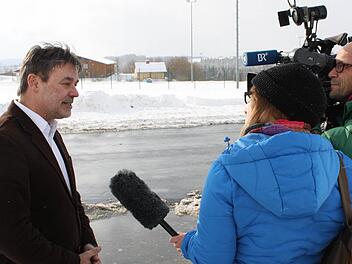 Steinwiesens Bürgermeister Gerhard Wunder (links) musste dem Fernsehteam viele Fragen beantworten. Er dankte den Neufangern für ihre beispielhafte Eigeninitiative.