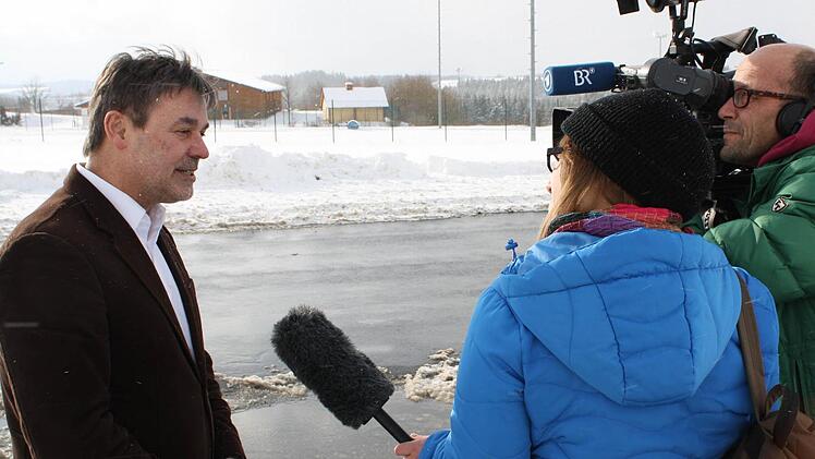 Steinwiesens Bürgermeister Gerhard Wunder (links) musste dem Fernsehteam viele Fragen beantworten. Er dankte den Neufangern für ihre beispielhafte Eigeninitiative.