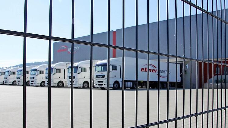 Die Speditionsflotte steht bereit: Das Logistikzentrum ist schon gut gefüllt, und keiner hat's gemerkt.