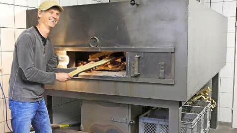 Klaus Gründel zeigt die hauseigene Bäckerei mit Ofen.