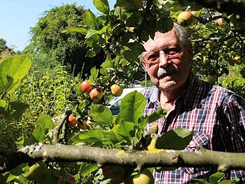 Manfred Gliese weiß, was man jetzt mit einem Apfelbaum machen muss. Foto: Franziska Knobloch