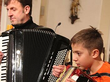 Alexander Ultsch spielte mit seinem Lehrer Harald Kotschenreuther "Jingle Bells". Foto: Sonja Adam