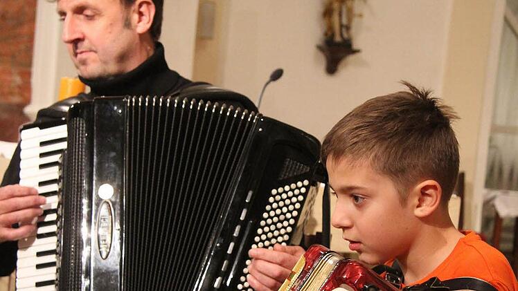 Alexander Ultsch spielte mit seinem Lehrer Harald Kotschenreuther "Jingle Bells". Foto: Sonja Adam