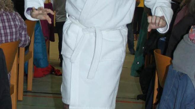 Gelungene Vorstellung: Der Bürgermeister watschelt mit Flossen und Bademantel durch den Saal.