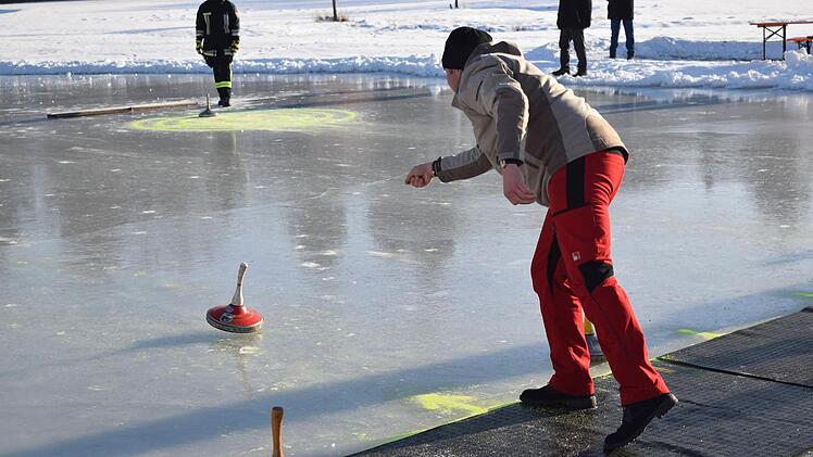 Michael Roschlau war zum ersten Mal beim Eisstockschießen. Foto: Daniela Pondelicek