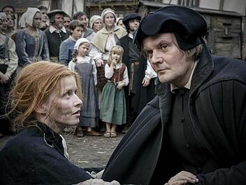 Für die ARD war der Luther-Film, der auch auf Schloss Thurnau gedreht wurde, ein Quotenhit. Über sieben Millionen Zuschauer haben eingeschaltet. Devid Striesow spielte Martin Luther, Karoline Schuch Luthers Ehefrau Katharina von Bora. Fotos: MDR/EIKON Süd/Steffen Junghans