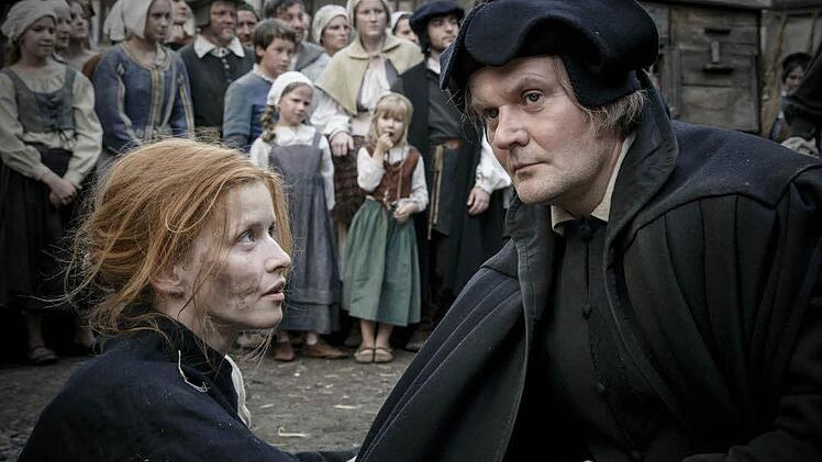 Für die ARD war der Luther-Film, der auch auf Schloss Thurnau gedreht wurde, ein Quotenhit. Über sieben Millionen Zuschauer haben eingeschaltet. Devid Striesow spielte Martin Luther, Karoline Schuch Luthers Ehefrau Katharina von Bora. Fotos: MDR/EIKON Süd/Steffen Junghans