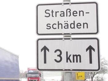 Auf der Staatsstraße 2200 bei Theisenort besteht momentan eine 70er-Geschwindigkeitsbegrenzung. Foto: Marco Meißner