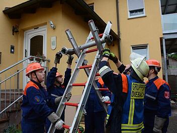Wie es ist für 24 Stunden immer in Alarmbereitschaft zu sein und zu Einsätzen ausrücken zu müssen, das erlebten die Jugendlichen Feuerwehr Diebach an einem Wochenende. Elisabeth Assmann