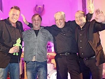 Sie spielen im Berndorfer Gotteshaus (von links): Holger Höhn, Stefan Luschner, Walter Schönheiter und Frank Hofmann von der Gruppe "Elixier".  Foto: Stephan Stöckel