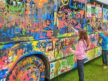 Einen städtischen Bus nach Lust und Laune bemalen. Beim Kinder- und Jugendfestival ist das nicht nur erlaubt, sondern auch gewünscht.  Foto: CT-Archiv