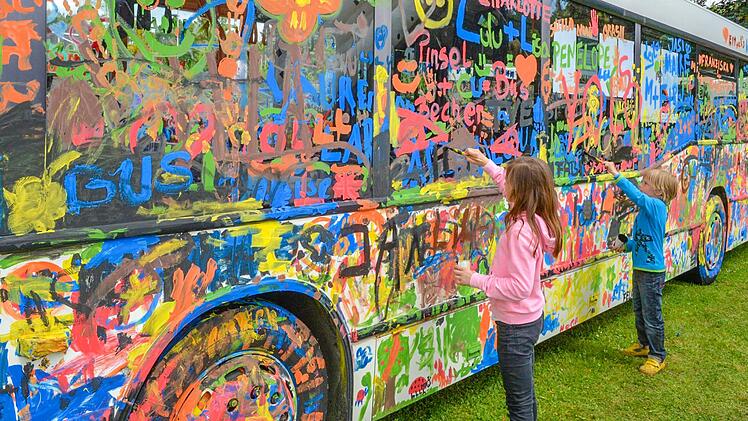 Einen städtischen Bus nach Lust und Laune bemalen. Beim Kinder- und Jugendfestival ist das nicht nur erlaubt, sondern auch gewünscht.  Foto: CT-Archiv
